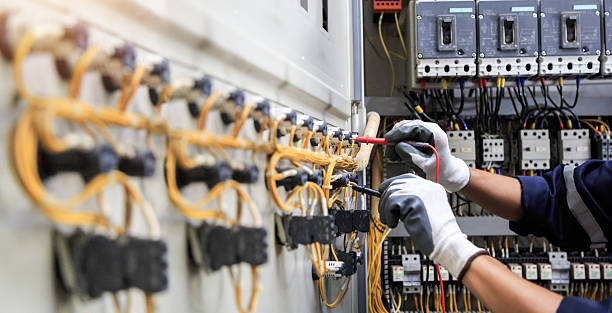 Professional Electrician technician working in Lyndhurst, OH